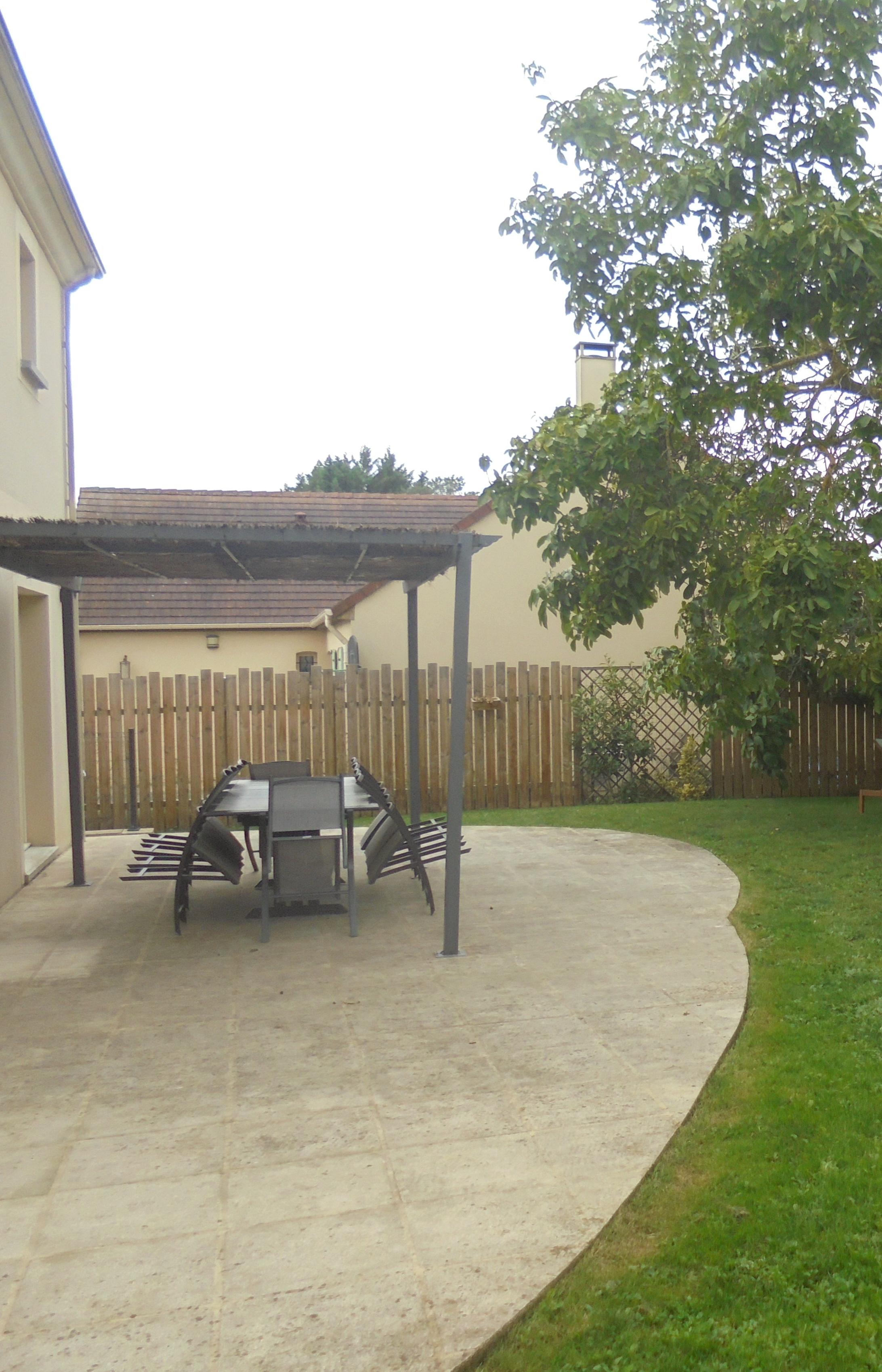 Jardin du gîte côté droit avec pelouse et terrasse